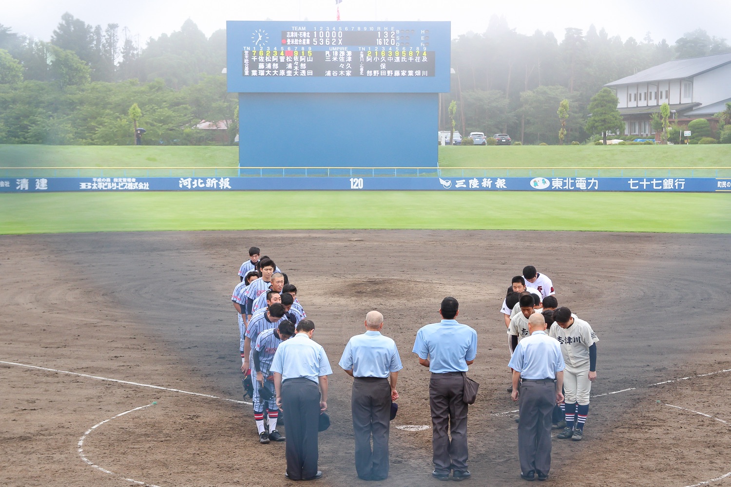 4人の審判を前にして、両チームの野球選手が整列し深くおじぎしている光景が広いマウンドで繰り広げられている写真