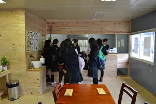 店内で女子学生がたくさん訪れ、賑わいを見せる店内の様子を写した写真