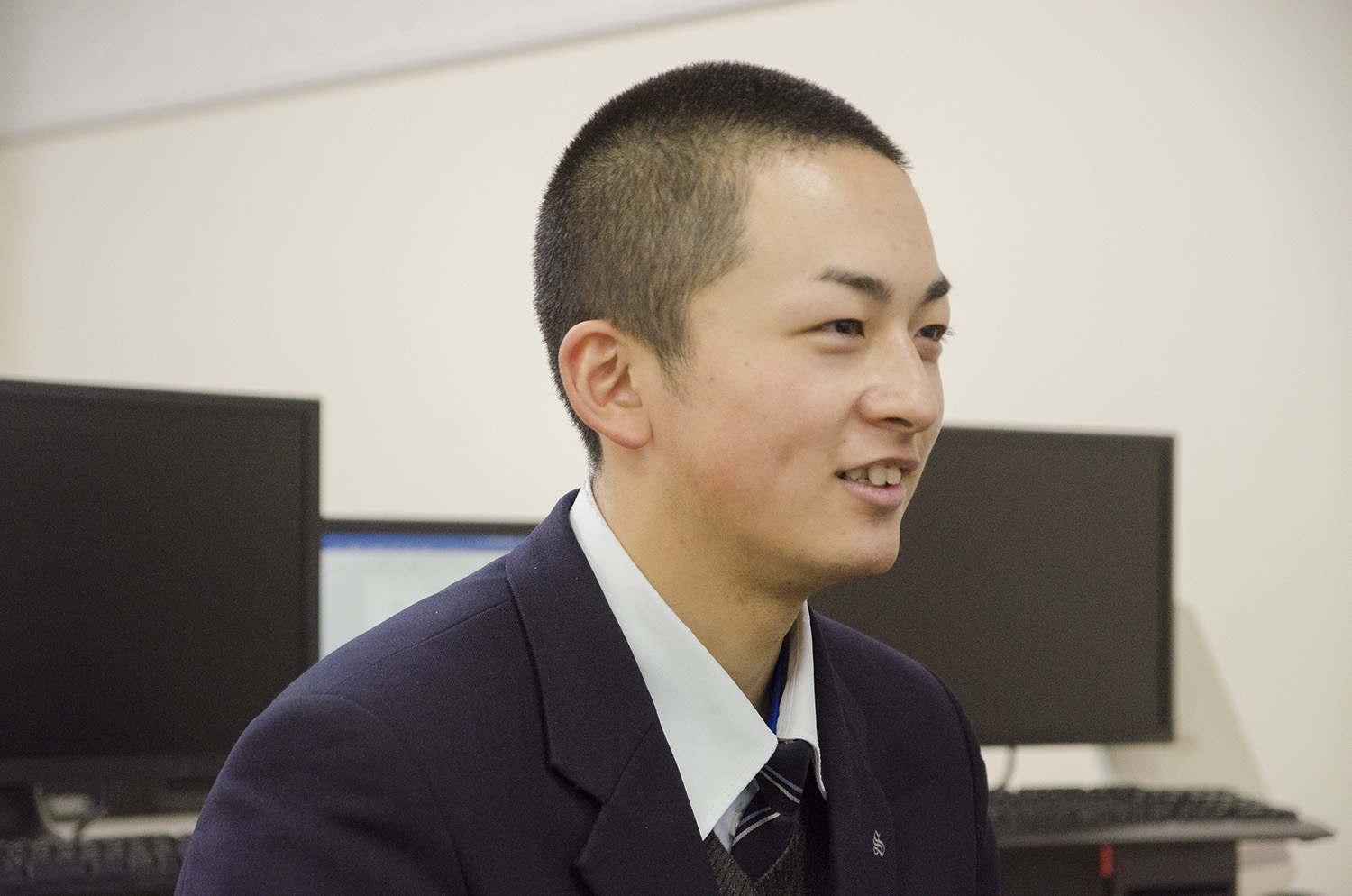 制服姿で笑顔で写っている勝又雅也さんの写真
