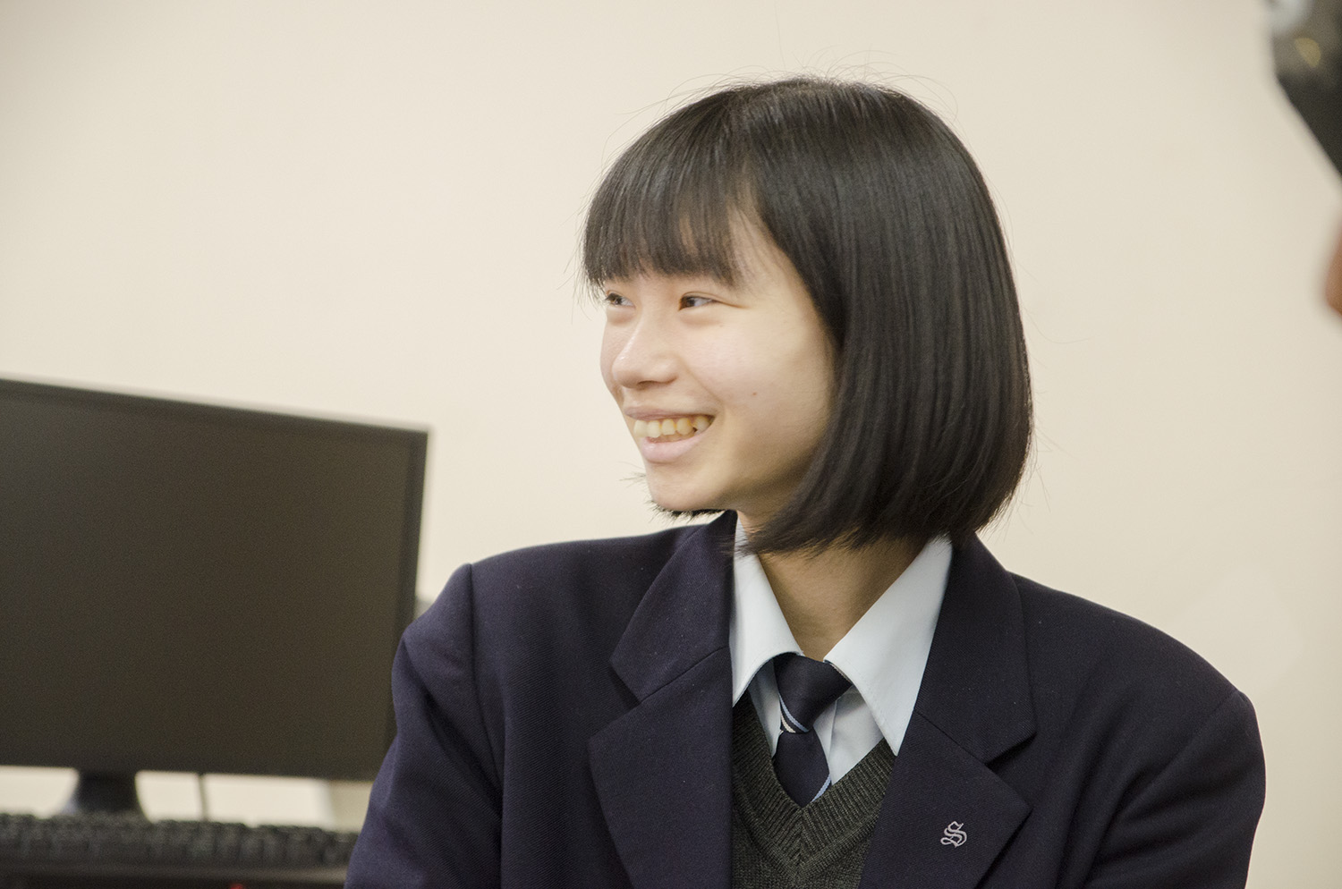 制服姿で笑顔で写っている須藤柚水さんの写真