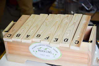 木の箱にアルファベットが1文字ずつ書かれた木製の音板が並んだ木琴の写真