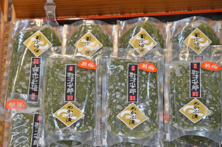 めかぶ漬が入った「歌津小太郎」と書かれた透明のパックの商品がたくさん陳列されている写真