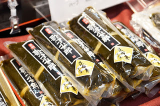 昆布巻きが入った「歌津小太郎」と書かれた透明のパックの商品がたくさん陳列されている写真
