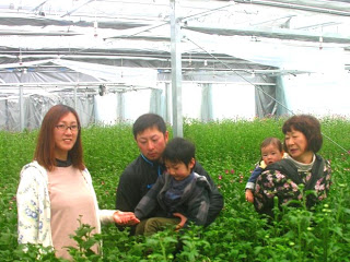 菊畑ビニールハウスの中で及川博喜さん家族5名が写っている写真