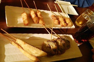 2つのお皿に串カツが2種類ずつのせられた写真