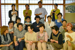 和室に集まった15人の参加者が、それぞれ作成した手作りフェルトのウサギを手に持ちながら笑顔で並んでいる集合写真