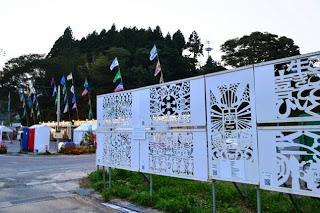 白い切り絵の装飾が並んだ展示ボードを写した写真