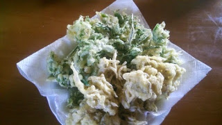 釜揚げシラスと山菜のシドケの天ぷらが、皿に盛り付けられている写真
