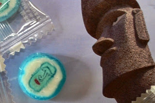 茶色のモアイと周りが水色で真ん中に文字の顔が描かれた飴を一緒に写した写真