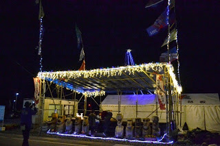 屋根や柱にイルミネーションが巻かれ、中には小さなモアイ像が並ぶステージの全景が夜空に浮かぶ写真