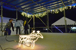 ステージ上で子どもたちが遊ぶ中、手前には点灯されたトナカイのイルミネーションが置かれている写真