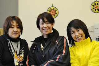 女性3名が並んで笑顔で写っている写真