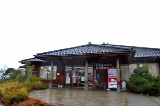 入り口右手に自動販売機が置いてある歌津老人福祉センターの建物を写した写真