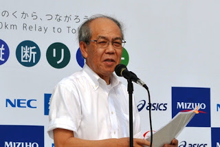 佐藤教育長がマイクの前で話をしている写真