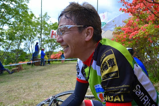 大会のゴール付近と思われる場所で、汗をかきながらも笑顔で達成感をにじませているサングラス姿の榊原喬選手の横顔をアップで撮影した写真