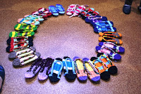 床の上に完成したさまざまな色と模様の布ぞうりが円形に並べられ、作品展示のように美しく配置されている写真