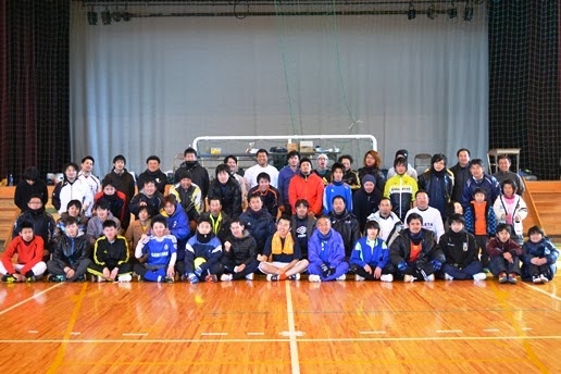 体育館の舞台前に参加者が集まり、並んで写っている集合写真