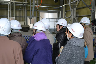 入谷婦人会の皆さんが施設内の機械を見ている写真