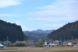 山間にある住宅地と畑の写真