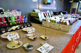 沢山の種類のお香やお香立て、パッケージに入ったお香セットが机に整然と並んでいる写真