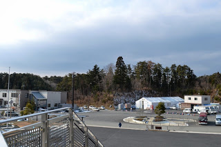 広々としたベイサイドアリーナの駐車場の一角に白い三角屋根のテントがあり、駐車場全体が写っている写真