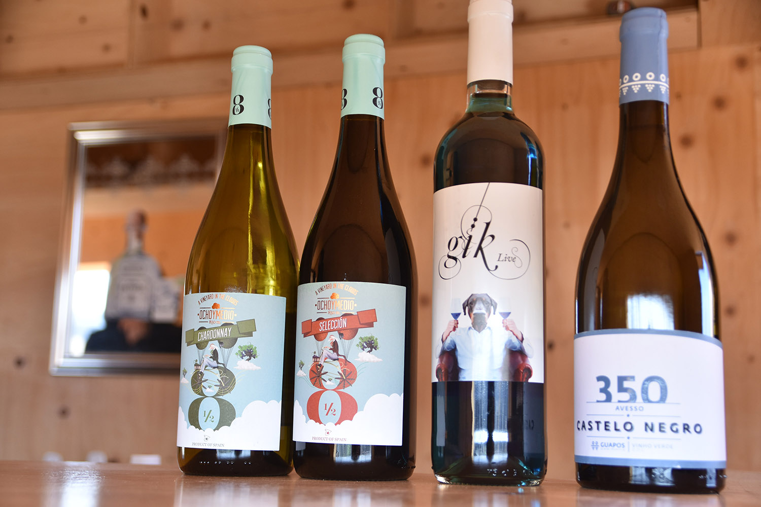 異なるラベルが貼られた茶色や緑色の瓶が4本並んでいる写真