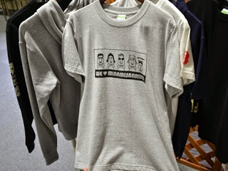 グレーの半そでTシャツの胸元に南三陸モアイファミリーがプリントされた商品を写した写真