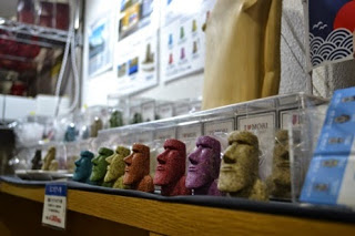 棚の上にはそれぞれ異なる色とデザインを持った彫像が透明なケースに入っている写真