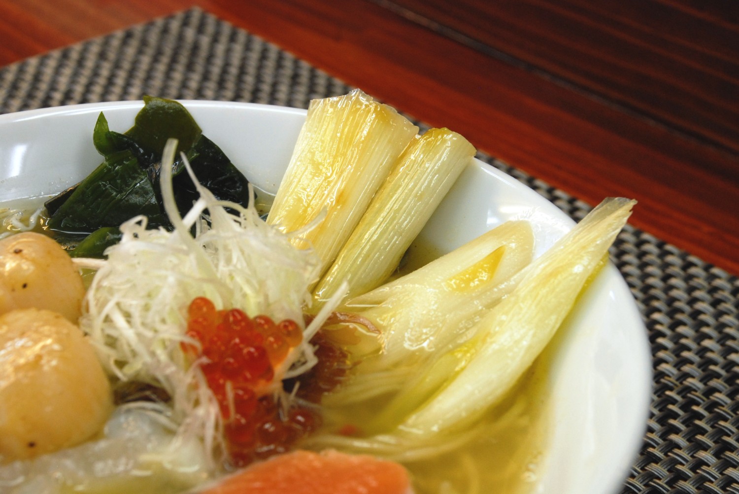 ラーメンの上にいくらやホタテ、わかめと一緒に盛り付けられた南三陸ねぎのアップの写真
