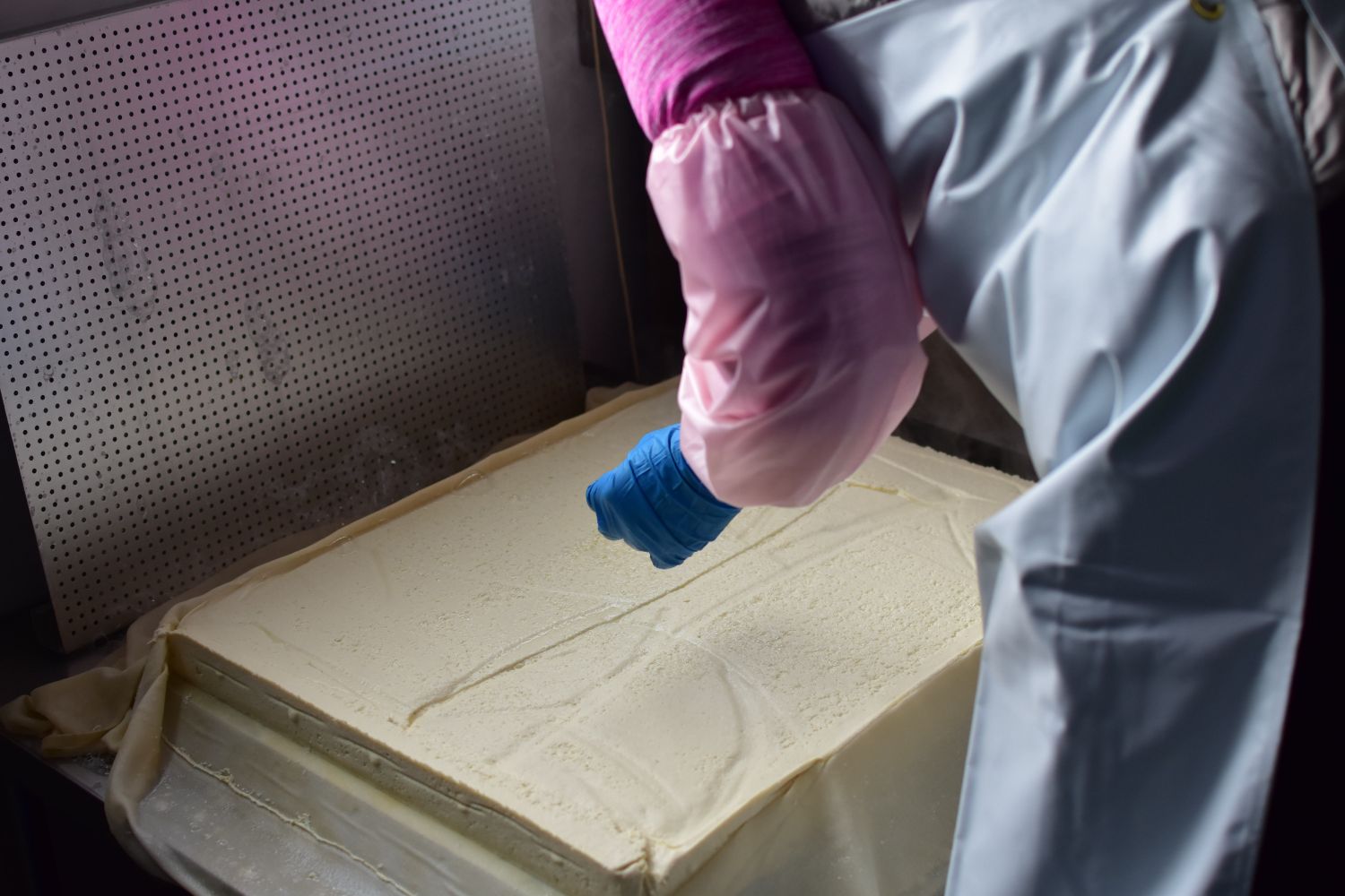 型に流し込んで固まったカットする前の豆腐の写真