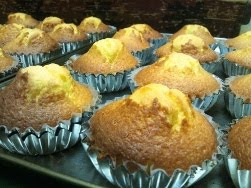 きつね色をした看板商品の「お山の復興マドレーヌ」がたくさん並んでいる写真