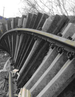 地面が大きく沈下し、枕木ごと線路が湾曲して持ち上がった状態で斜めに崩れている写真