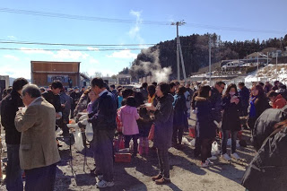 多くの来場者が集まり、会場全体がにぎわいを見せている様子の写真