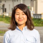 白いシャツを着た瀧口幸恵さんの写真