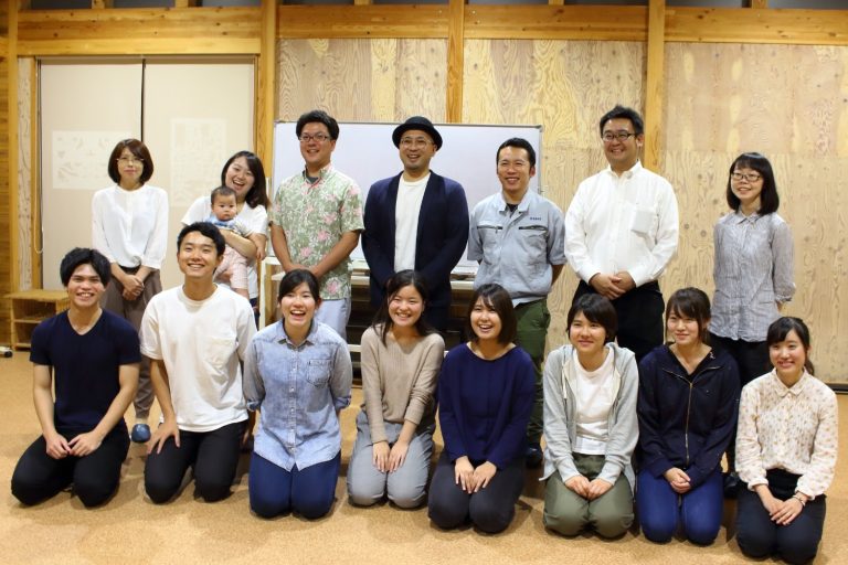 復興・創生インターン報告会に参加した15名が2列に並んで笑顔で写っている集合写真