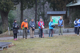 芝生の広場に5人のインストラクターの男女が並んで立っている写真
