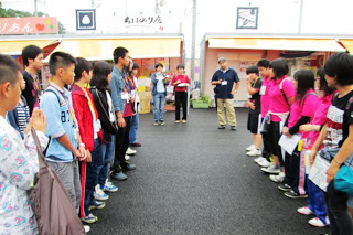 地元の中学生たちと他地域の中学生たちが向かい合って整列している写真