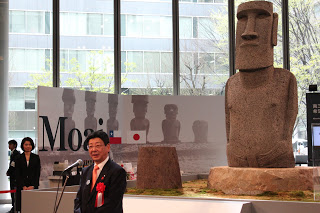 モアイ像をバックに町長がスピーチをしている様子の写真