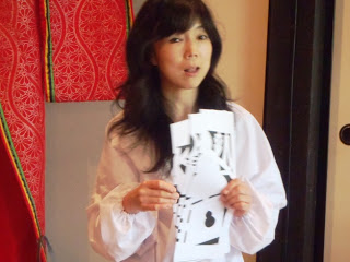 工藤真弓さんがきりこを胸の前で持っている写真