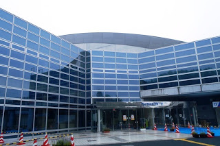 前面ガラス張りの現代的な建物のベイサイドアリーナ外観の写真