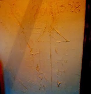 白い塗り壁に相合傘が書かれている写真