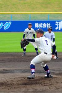 背番号7の選手がピッチャーマウンドから投球動作に入っており、内野には守備の選手たちが構えてプレーに集中している様子の写真