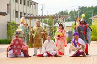 平安風の衣装をまとった男女7人が整列して記念撮影をしている写真