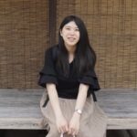 椅子に座っているライター 高橋美沙生の写真