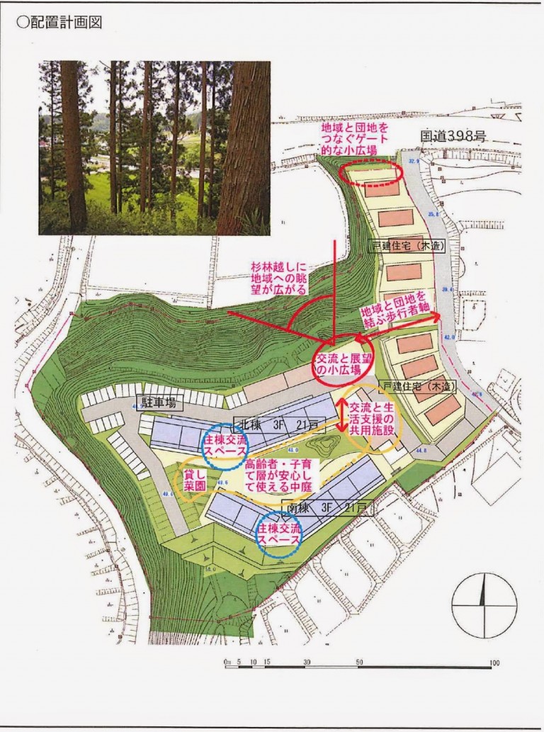 杉林と隣接した高台の土地にある復興住宅団地の配置計画図が示されており、住宅、交流スペース、小広場、貸し菜園などの用途が記されている、復興住宅団地の全体配置計画図の写真