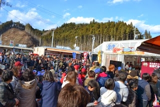 楽天イーグルスの初優勝を祝う報告会に多くの地元住民が集まり、屋外の特設ステージ前で選手の登場を待つ様子を撮影した写真