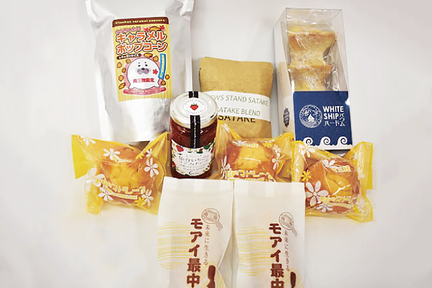 キャラメルポップコーンや焼き菓子、ジャム、マドレーヌ、モアイ最中、ドリップコーヒーなどの商品が並んでいる写真