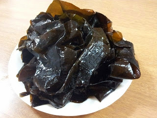 白い器に盛られた生わかめの写真