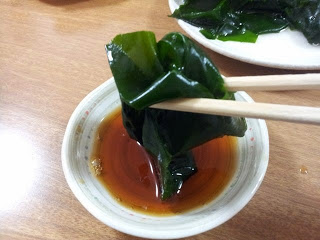 白い小鉢にポン酢がいれられゆがいた生わかめをつけている写真