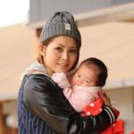 赤ちゃんを抱っこした高橋 志保さんの写真